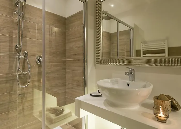 Aruna Apartment *